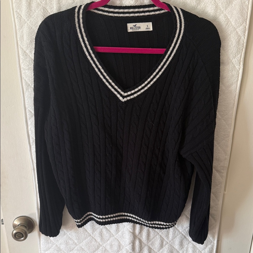 Hollister Women's Black V-Neck Sweater